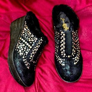 Joan Boyce furry comfy sparkle mules clogs black. 7 women’s shoes.